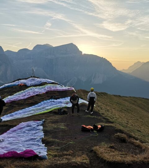 Sonnenaufgangsflug Dolomiten