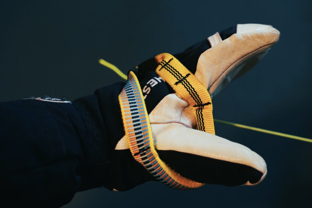 Daumen dicke Handschuhe Gleitschirmfliegen Bremsgriff Technik: Bremsgriff ist um einen Daumen gewickelt