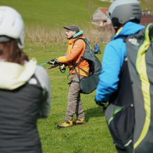 Fluglehrer instruiert Schülerin und Schüler am Übungshang